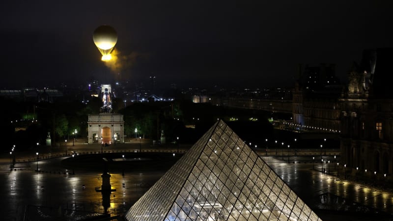 Loupež v pařížském Louvru: Zloději ujeli na skútrech, slavné muzeum bylo mimořádně uzavřeno