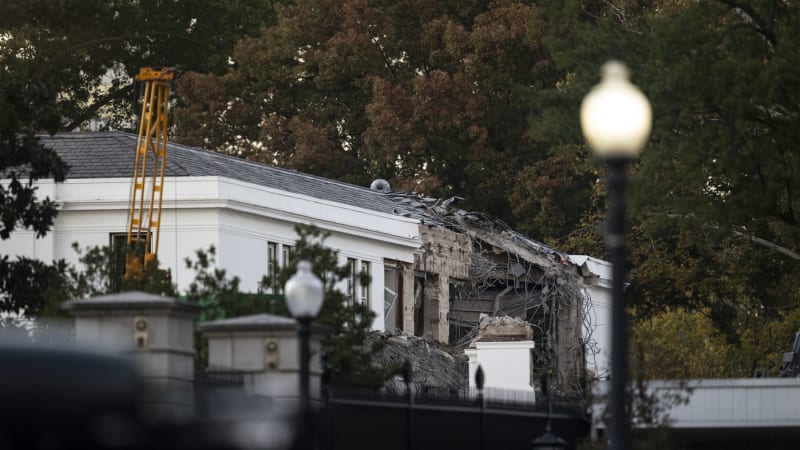 Demolice východního křídla Bílého domu začala. Trump ho slíbil zachovat, teď chce taneční sál