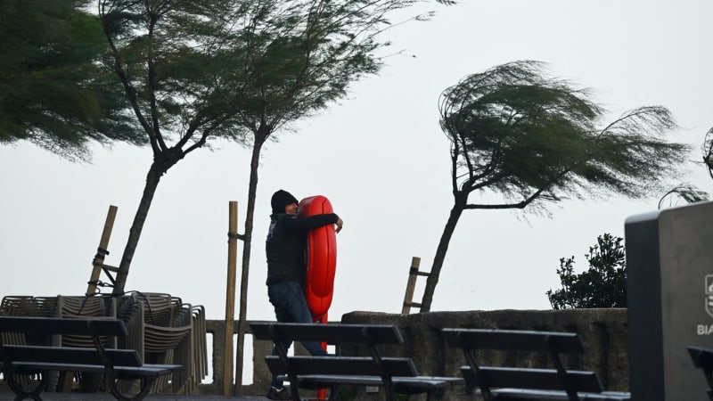Obávaná bouře Benjamin již zasáhla západ Evropy a řítí se na Česko. Ve Francii zabíjela