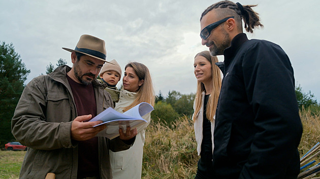 Kotek na farmě bojuje o přežití i plochu pro dům. Příroda je prostě drsná