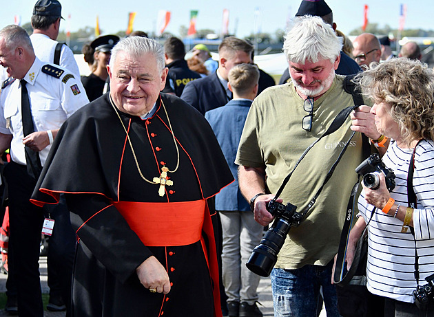 Laskavý hlas, statečný učitel. Pavel, Zeman nebo Babiš vzpomínají na Duku