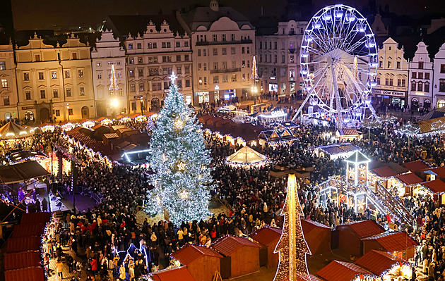 Vánoční trhy v Plzni slibují ceny jako loni a dvě nové postavy do dřevěného betlému