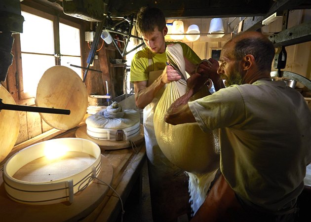 Příliš mnoho mléka, příliš moc krav. Švýcarsko řeší, jak se poprat se cly