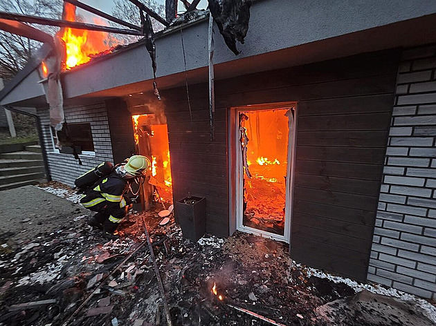 Chata na Kladensku lehla kvůli závadě na elektroinstalaci popelem, škoda tři miliony