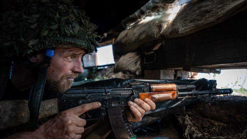 Chladnokrevná léčka Ukrajince: Před okupanty hrál divadlo, pak je postřílel, ukazuje video