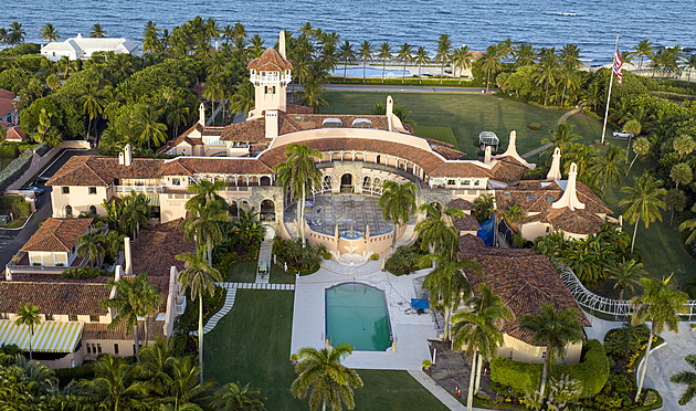 Trump naštval floridské sousedy. Změnil trasy letů, aby se vyhnuly jeho sídlu