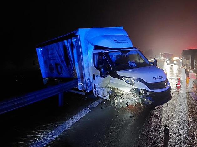 V husté mlze na D1 ráno bouralo pět aut, kolona měla až dvacet kilometrů