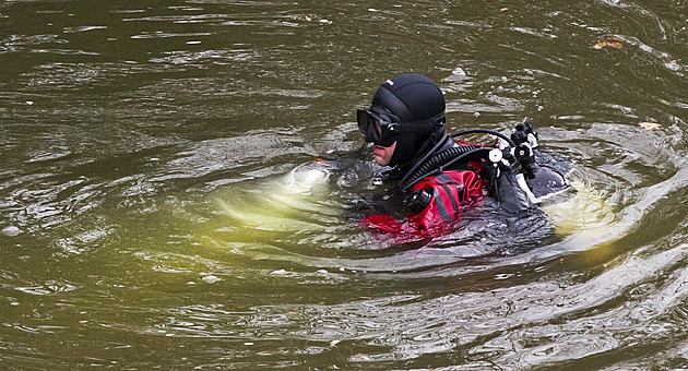 Zavražděný bezdomovec bez hlavy plaval v řece, soud vrátil případ policistům