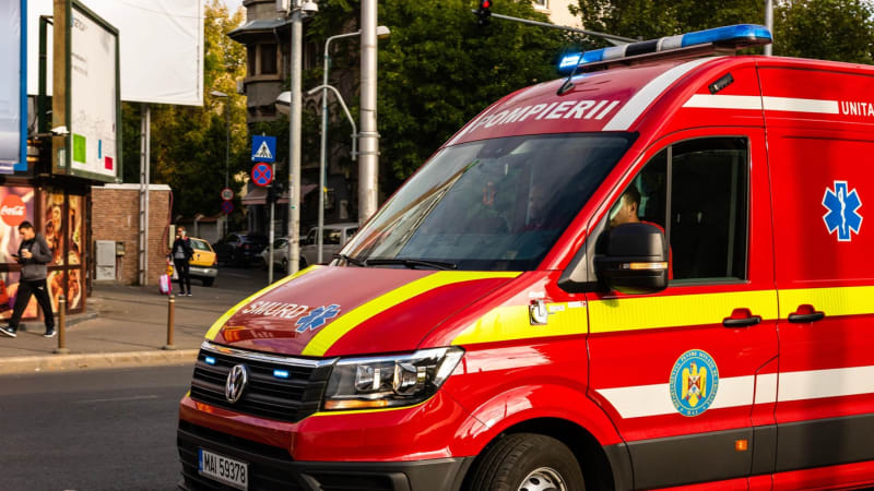 Mercedes přeletěl kruhový objezd, autobus i dvě auta. Záběry ukazují děsivou nehodu v Rumunsku