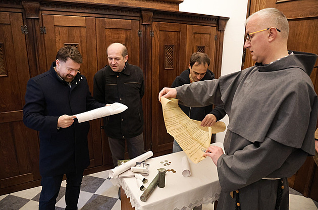 Věž cvilínského poutního kostela ukrývala listiny, fotografie i mince