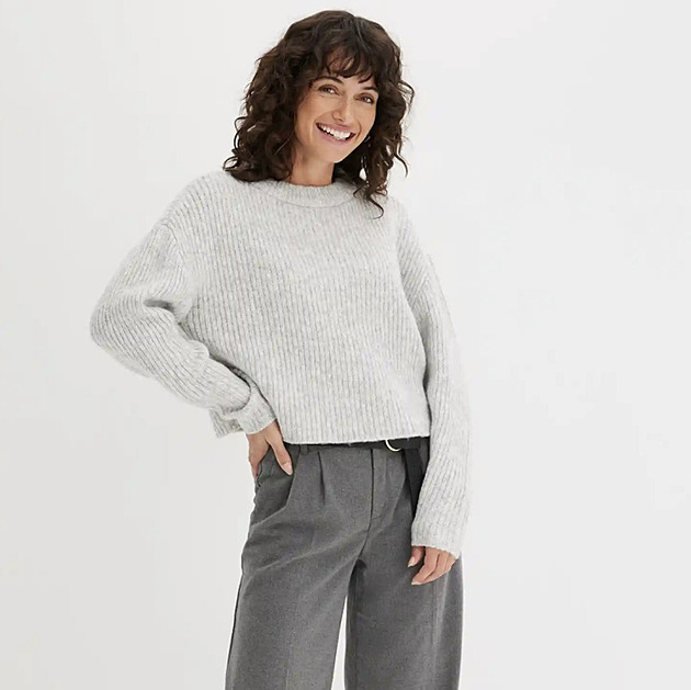 Svetry, které musíte mít. Čtveřice outfitů jako stvořených pro zimu