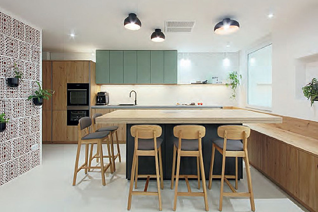 Byt, kde je centrem kuchyň nejen pro gurmány. Zato příčky zmizely