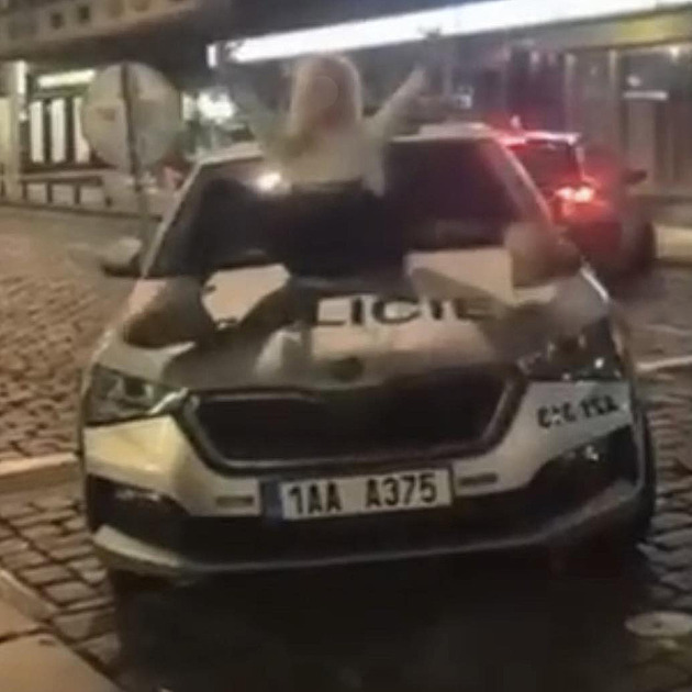 Lascivní pózy na kapotě. Žena poškodila policejní vůz, hrozí jí rok vězení