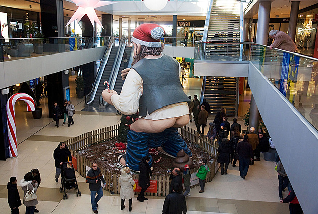 Kde děsí krutí skřeti, uctívají kadiče a jedí fastfood. Vznik tradic ve světě překvapí