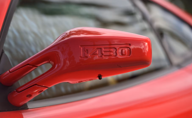 Trumpova stíhačka jde do aukce. Rudé ferrari zaútočí na konta sběratelů