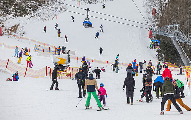 Ve Špindlu otevřeli polovinu sjezdařských tratí. Čekali jsme větší nával, tvrdí lyžaři