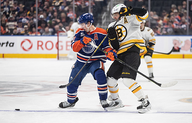 Pastrňák třemi body řádil proti McDavidovi, další Češi asistovali