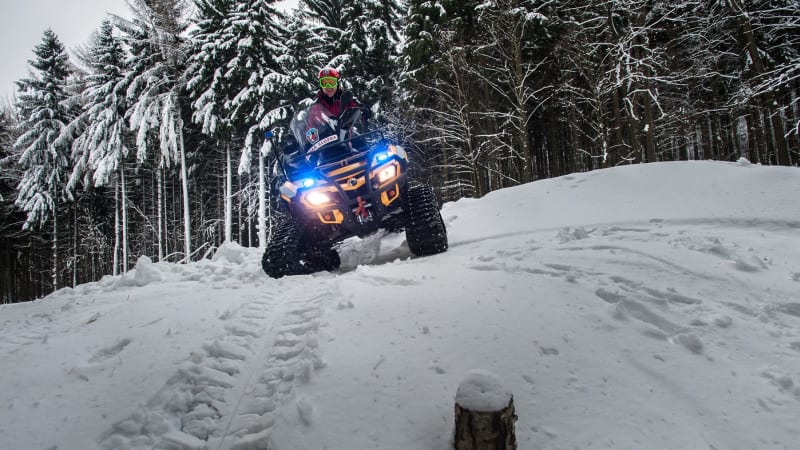 Mrazivý boj záchranářů v Harrachově. Lyžaře resuscitovali za jízdy na čtyřkolce, ukazuje video