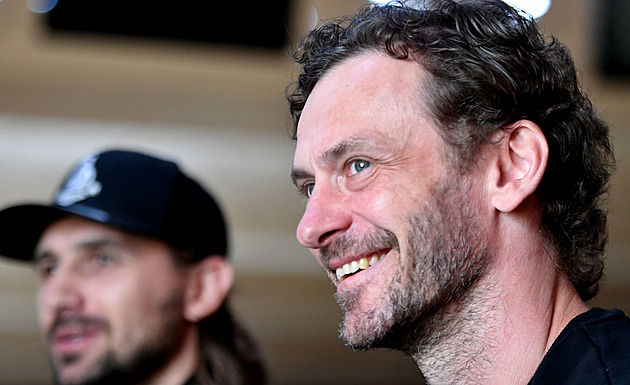 Legenda Hübl zůstává trenérem Pirátů. Zachraňovat je s ním budou Grof a Lobo