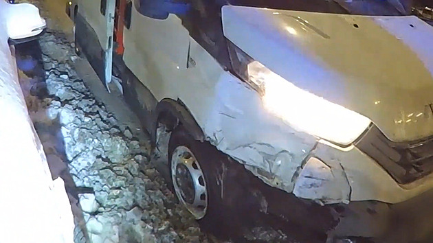 Opilý řidič dodávky naboural lampu a zhasl celou ulici. Pak ujížděl strážníkům