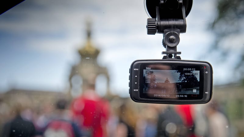 Autokamera jako past na řidiče. Za špatné umístění hrozí vysoké pokuty, v cizině bývá zakázaná