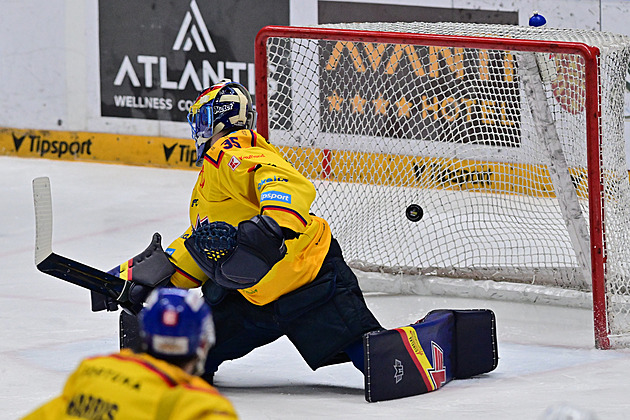 ONLINE: Kometa zvyšuje náskok, slaví i Třinec. Předkolo už rozehrála i Sparta