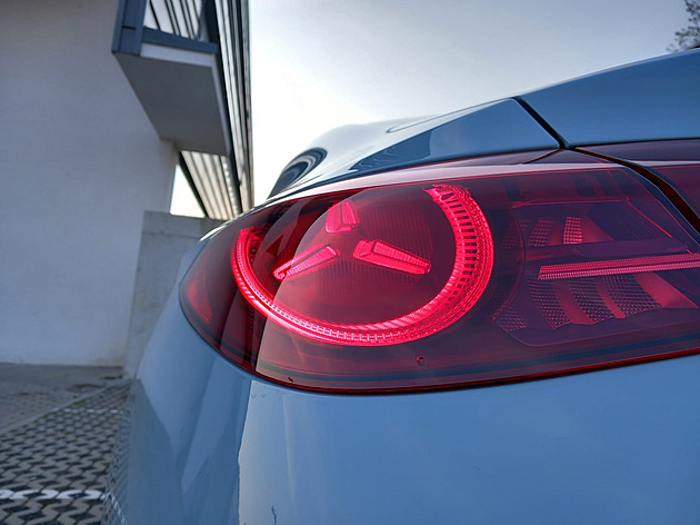 Z okrajového mercedesu game changerem. Auto roku je manifestem efektivity