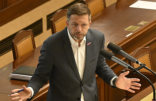 Chcete vyhazovat lidi, vyčítá Rakušan vládě. Co vy a Švejdar? opáčil mu Tejc