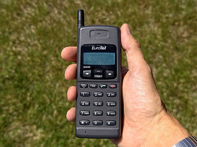 Takový iPhone své doby. Před 30 lety Češi kupovali tento GSM telefon
