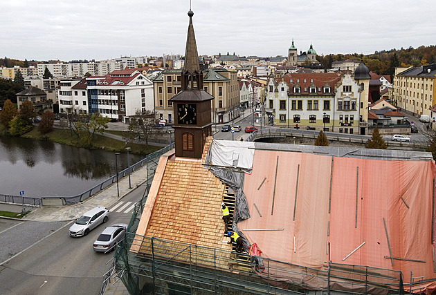 Zbavit se vlhkosti a položit podlahy. Opravy starého kostelíku budou pokračovat