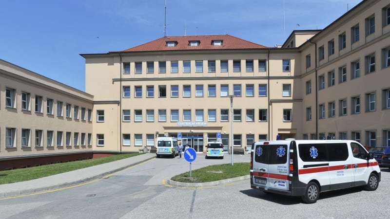 Poplach v hořovické nemocnici: Policie dostala zprávu o bombě, evakuuje stovky pacientů