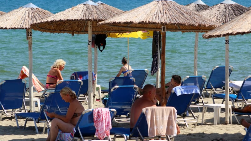 Smrt po bitce o lehátko v Řecku. Zemřel 82letý muž, křik byl slyšet po celé pláži
