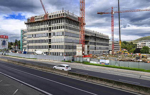 Nový justiční palác v Ústí staví až 180 dělníků denně, práce zdrželi mamuti