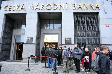 ČNB vydala pětitisícikorunu se speciálním přítiskem, stojí se na ni fronty