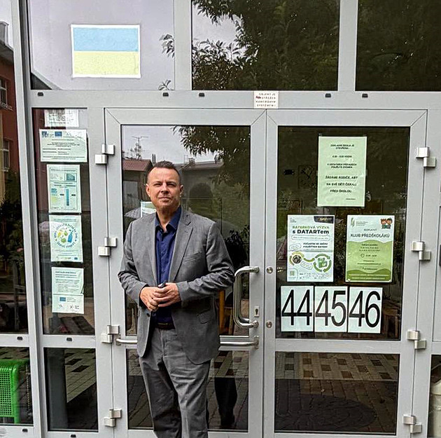 Ještě během voleb Rajchl brojil proti ukrajinské vlajce, u voličů zcela propadl