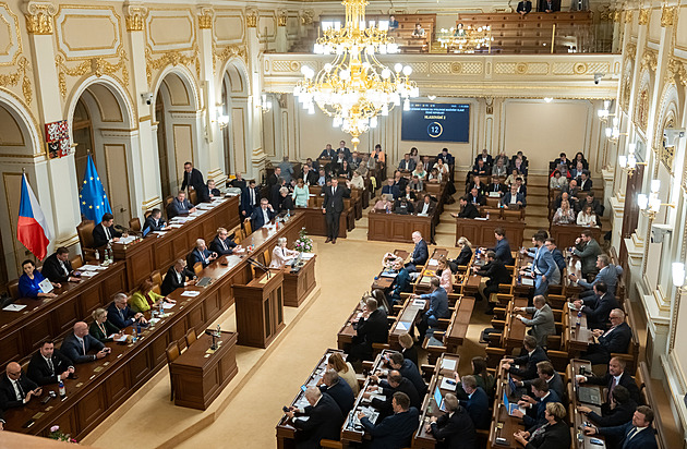 Vláda čelí interpelacím. Opozice kritizuje její krizovou komunikaci