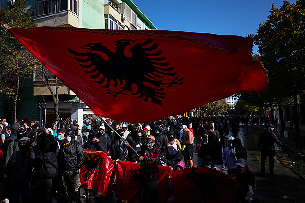 Rozbitá okna a semafory, ministerstvo v ohni. Albánií zmítají studentské protesty