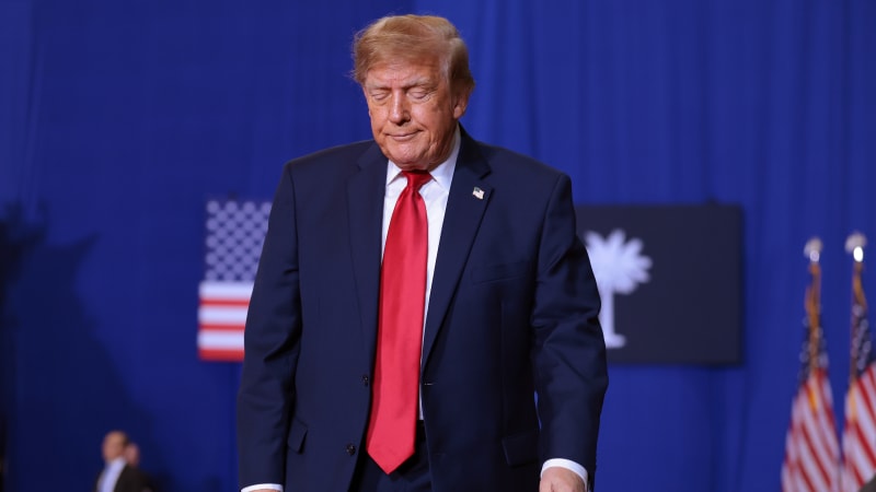 Trump podivným zvukem překvapil publikum i sebe, ukazuje video. Při projevu ho zradila paměť