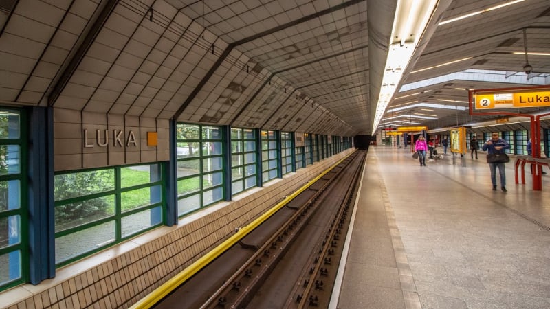 Srazilo ho metro v Praze, muž zemřel. Policie zjišťuje, zda pod soupravu skočil úmyslně