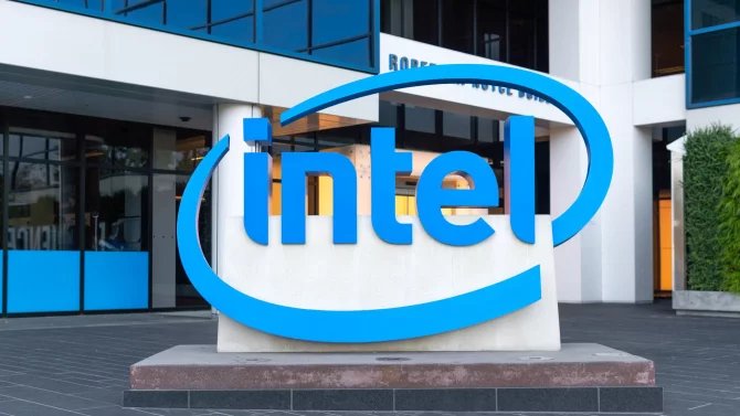 Slabé finanční výsledky Intelu za Q3 2026 a nízká prognóza spustily masivní pád ceny jeho akcií