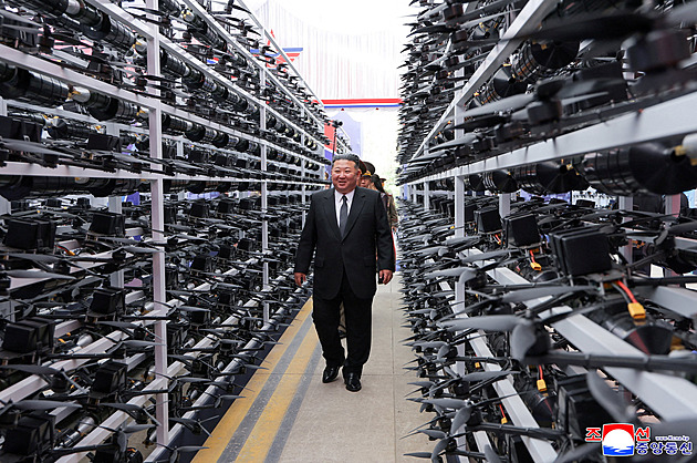 Kim si prohlédl bezpilotní techniku. Z KLDR chce udělat dronovou velmoc